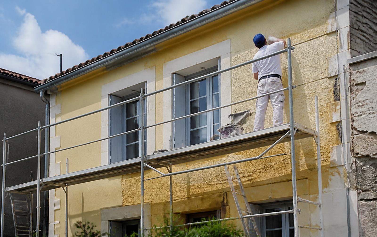 Façade de maison en cours de rénovation avec échafaudage