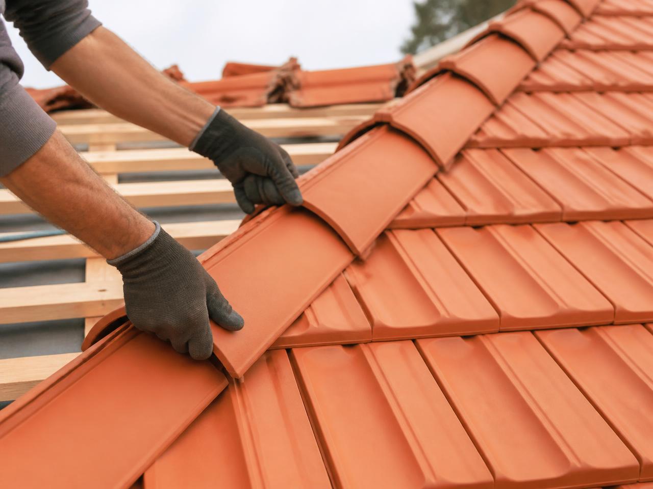 Pose de tuiles neuves sur liteaux, chantier de couverture