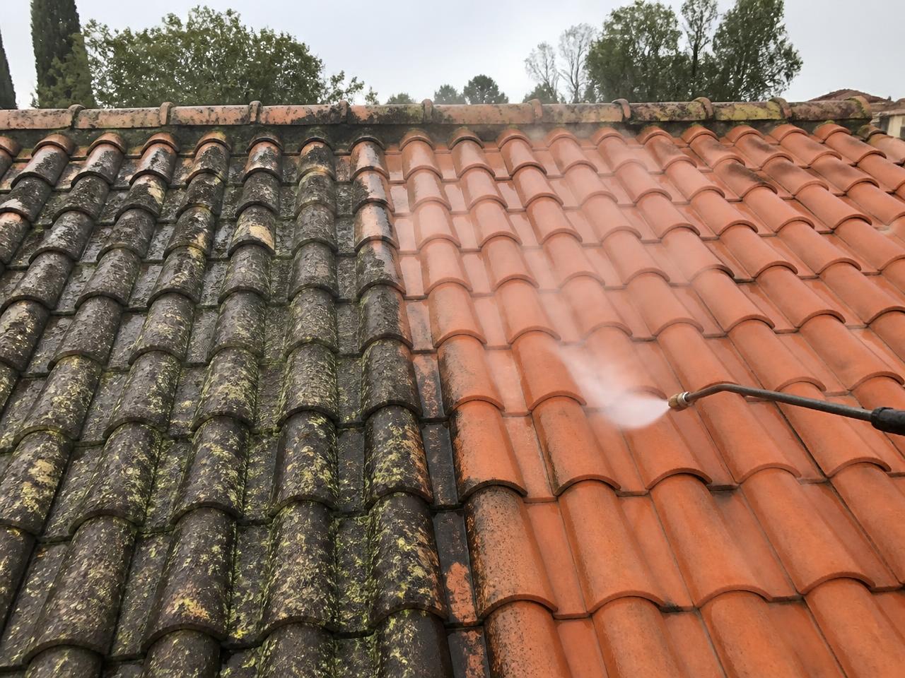 Toiture en tuiles à mi-nettoyage, contraste mousse et tuile propre