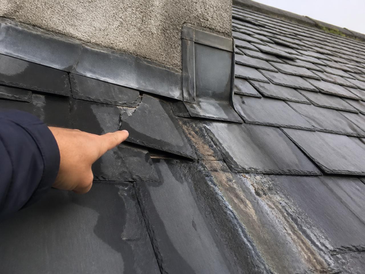 Zone de toiture dégradée près d'un solin de cheminée